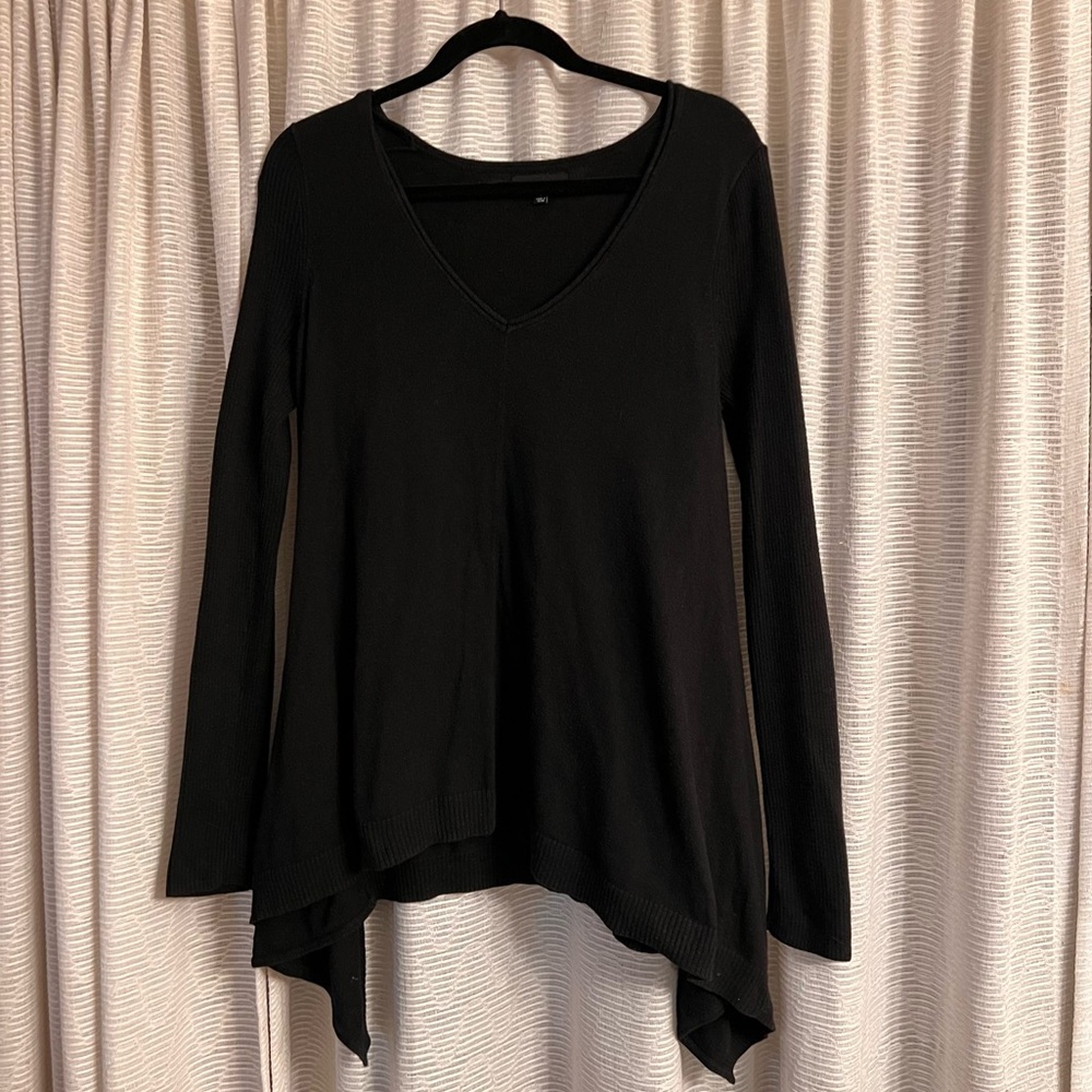 ‼️LAST CHANCE‼️ Express Long Sleeve V-Neck Flowy Sharkbite Sweater